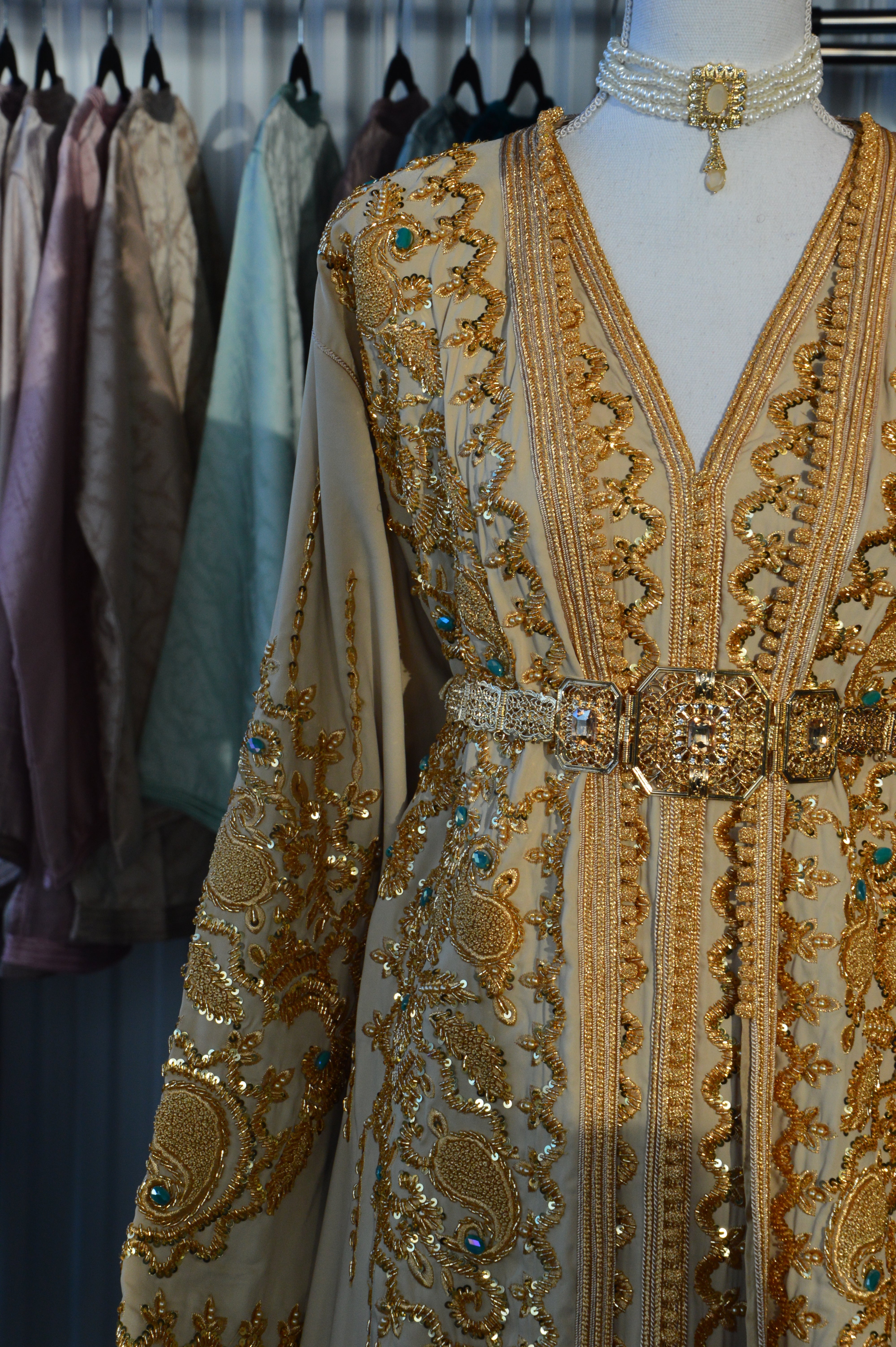 Takchita Haute Couture Crêpe Nacré Nude & Bleu Ciel – Douceur Céleste & Luxe Marocain