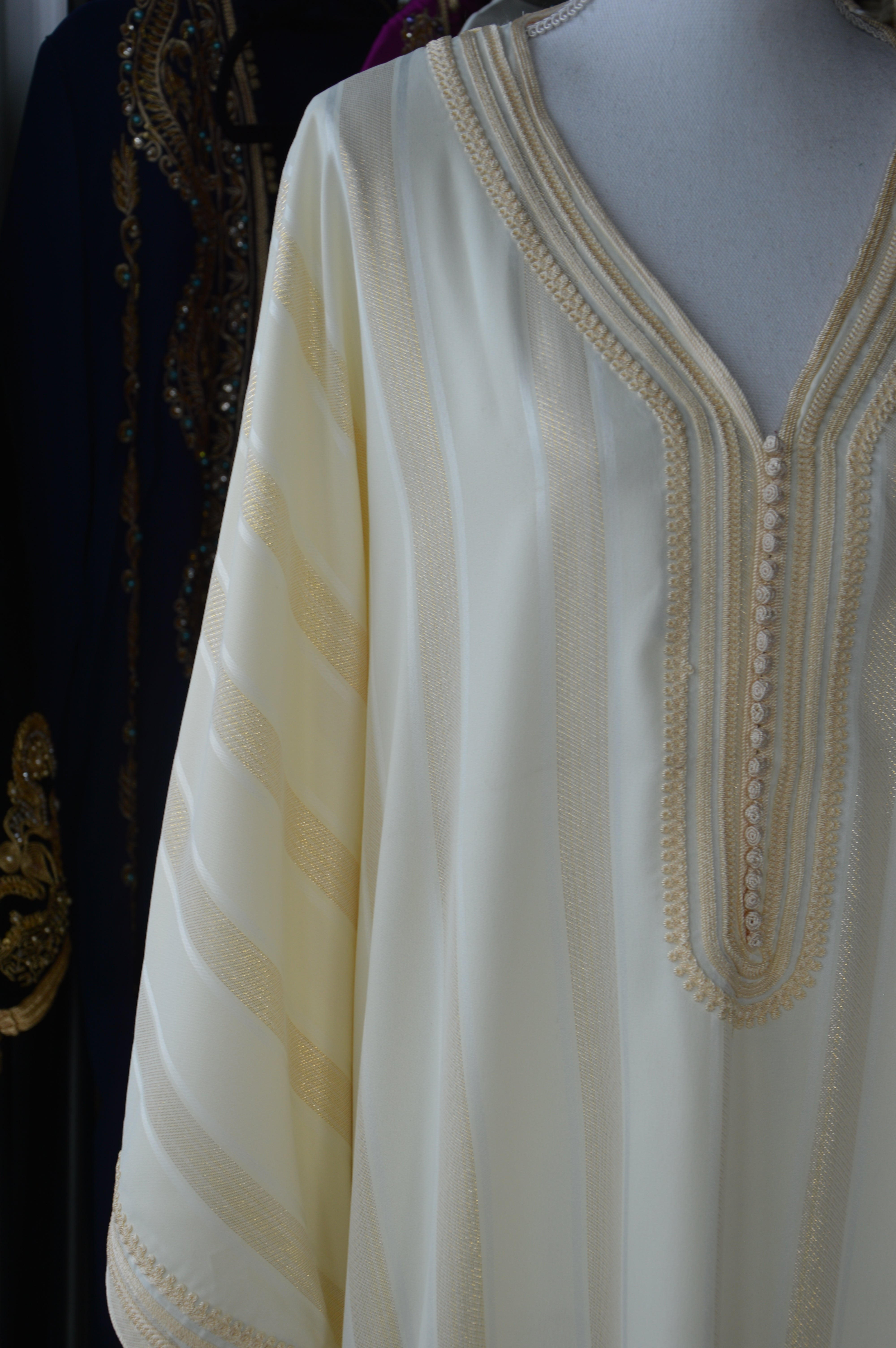 Gandoura Johara Blanche & Or – Pureté Lumineuse & Prestige Marocain
