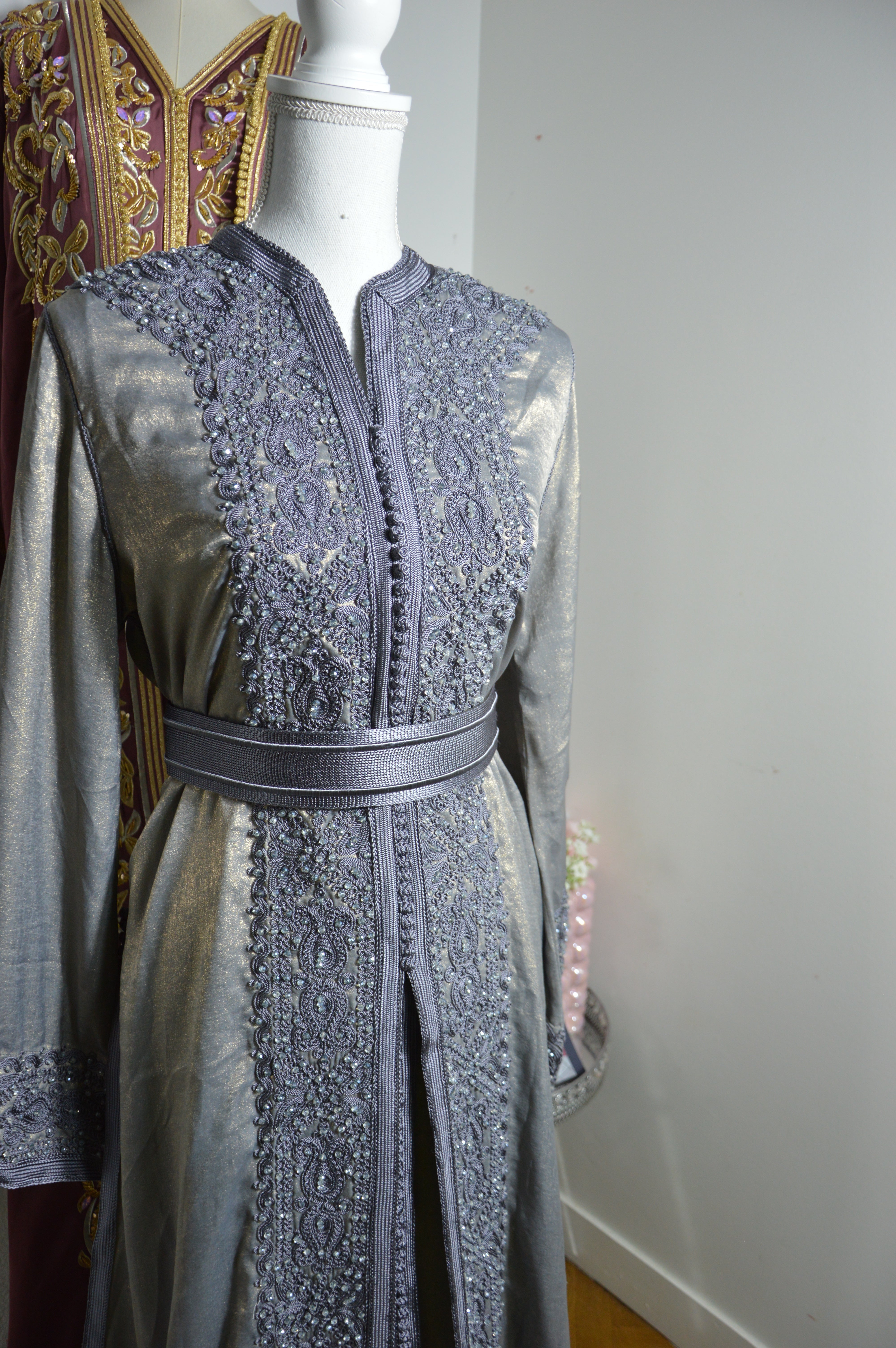 Takchita Gris Argent Luxe - Caftan Marocain Élégant