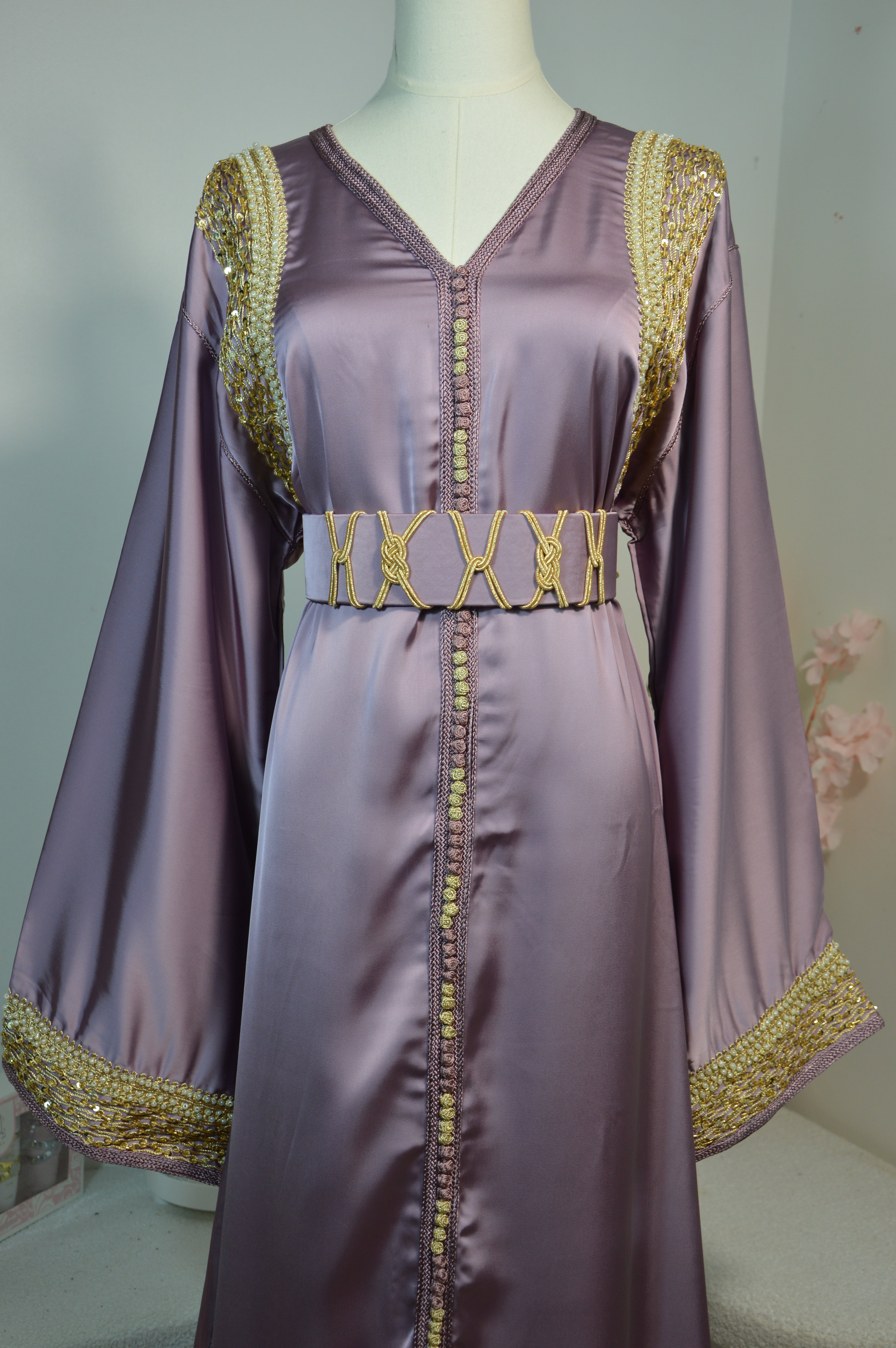 CAFTAN DRAP DE SOIE AVEC BRODERIES DORÉES - LILAS
