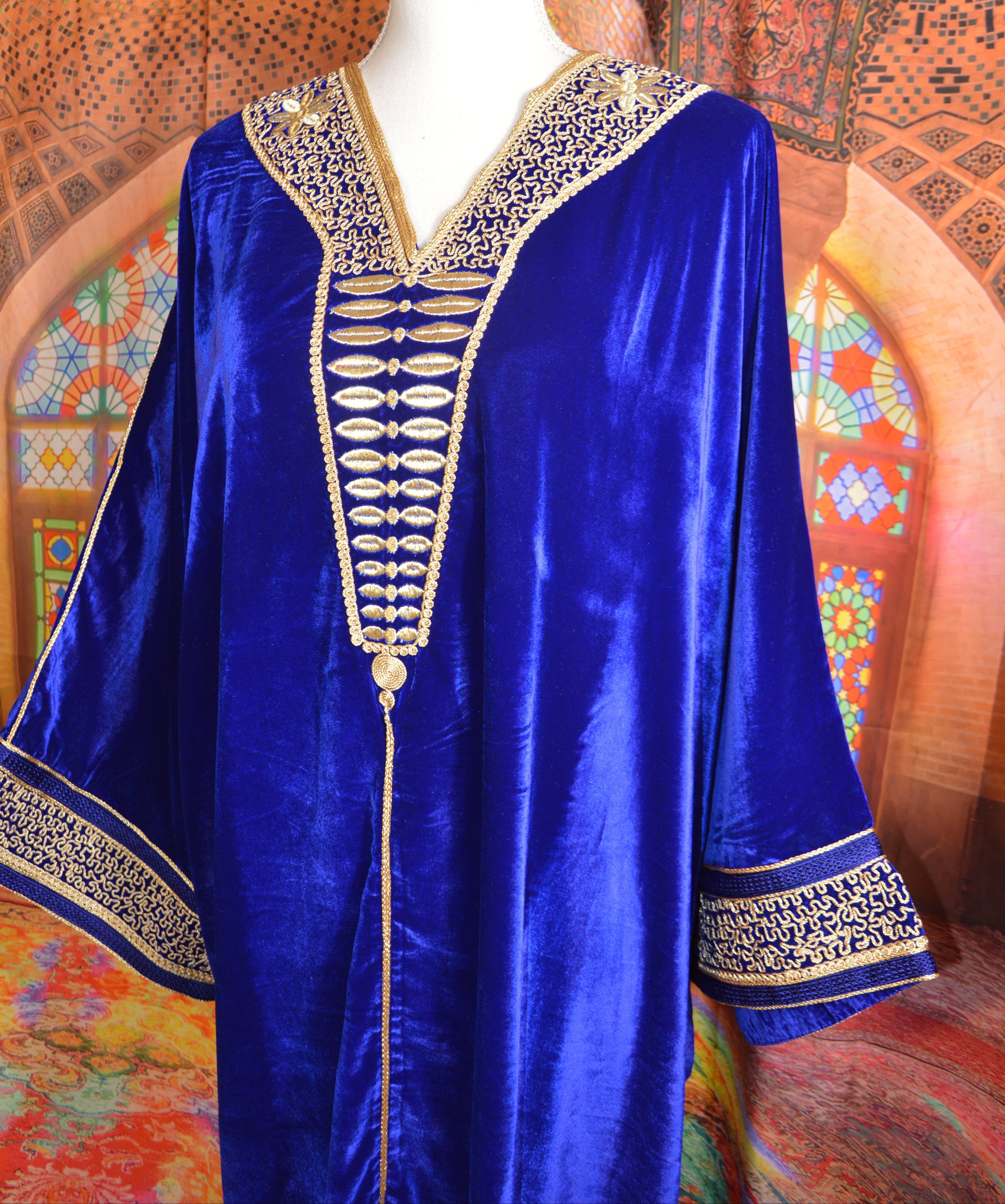 GANDOURA VELOURS BLEU ROI BRODÉE FIL D'OR