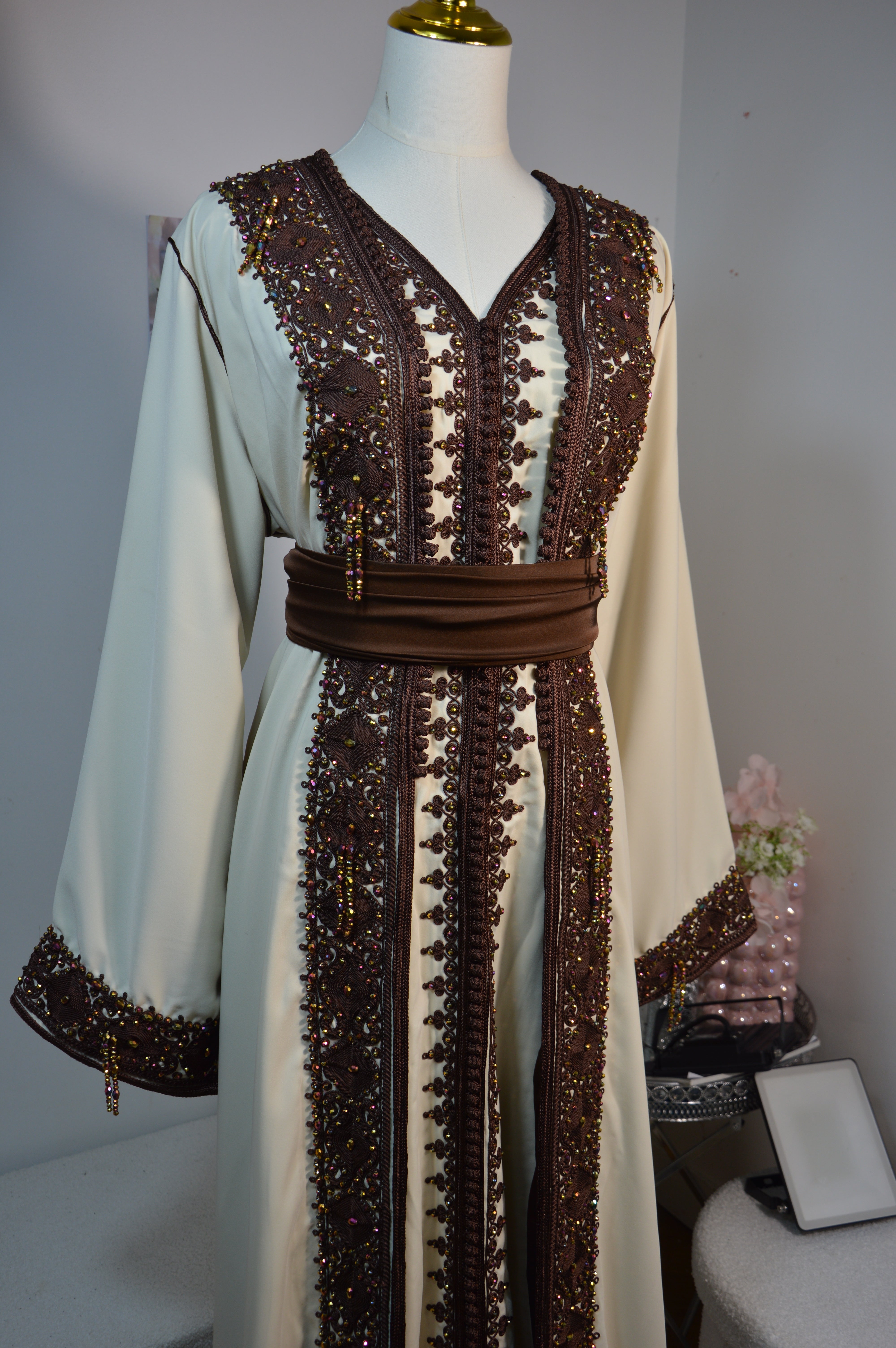 Takchita Beige – Broderies Marron & Perles Multicolores