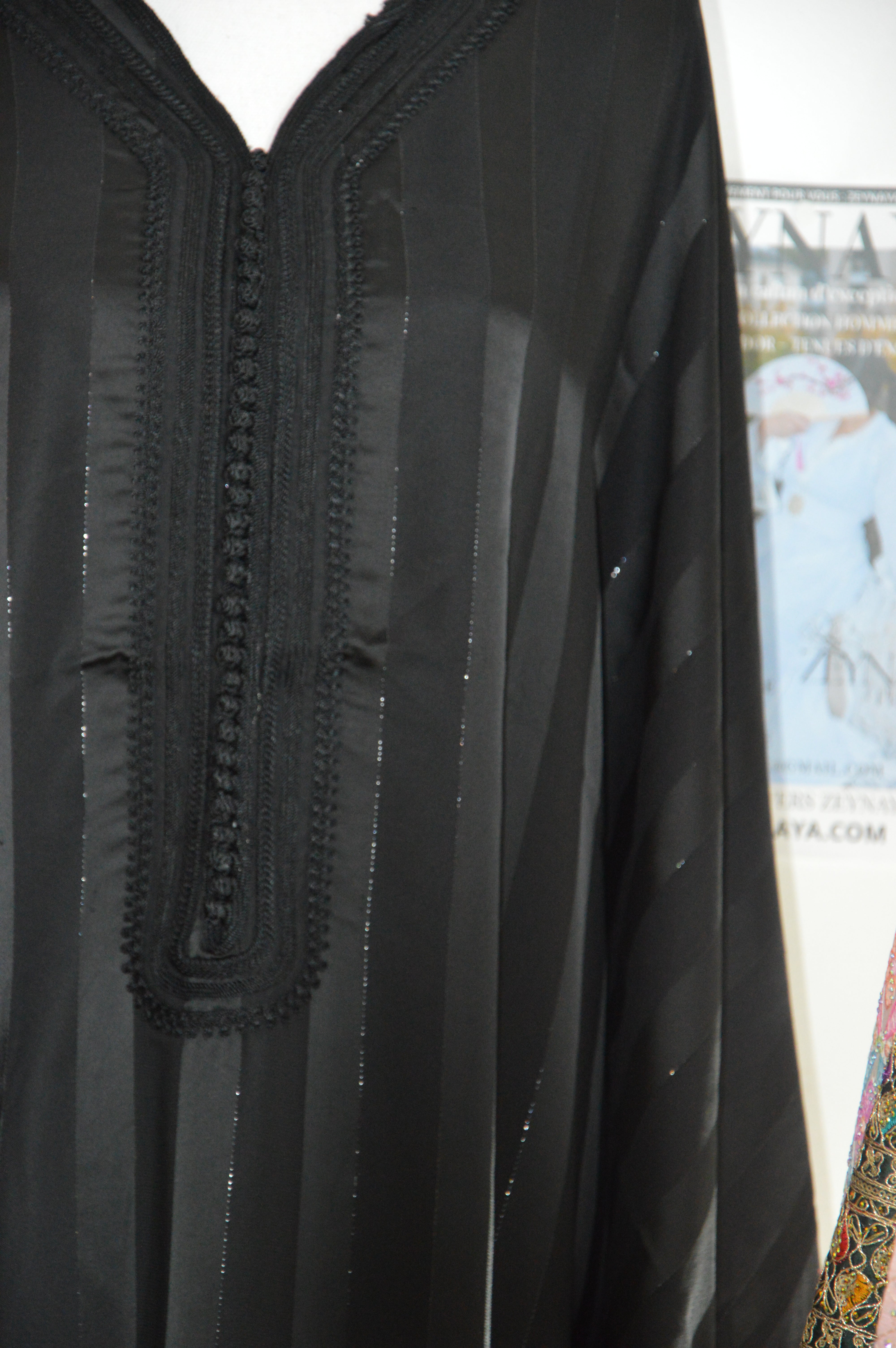 GANDOURA JOHARA SATINÉE NOIRE – STYLE ÉLÉGANT ET FLUIDE
