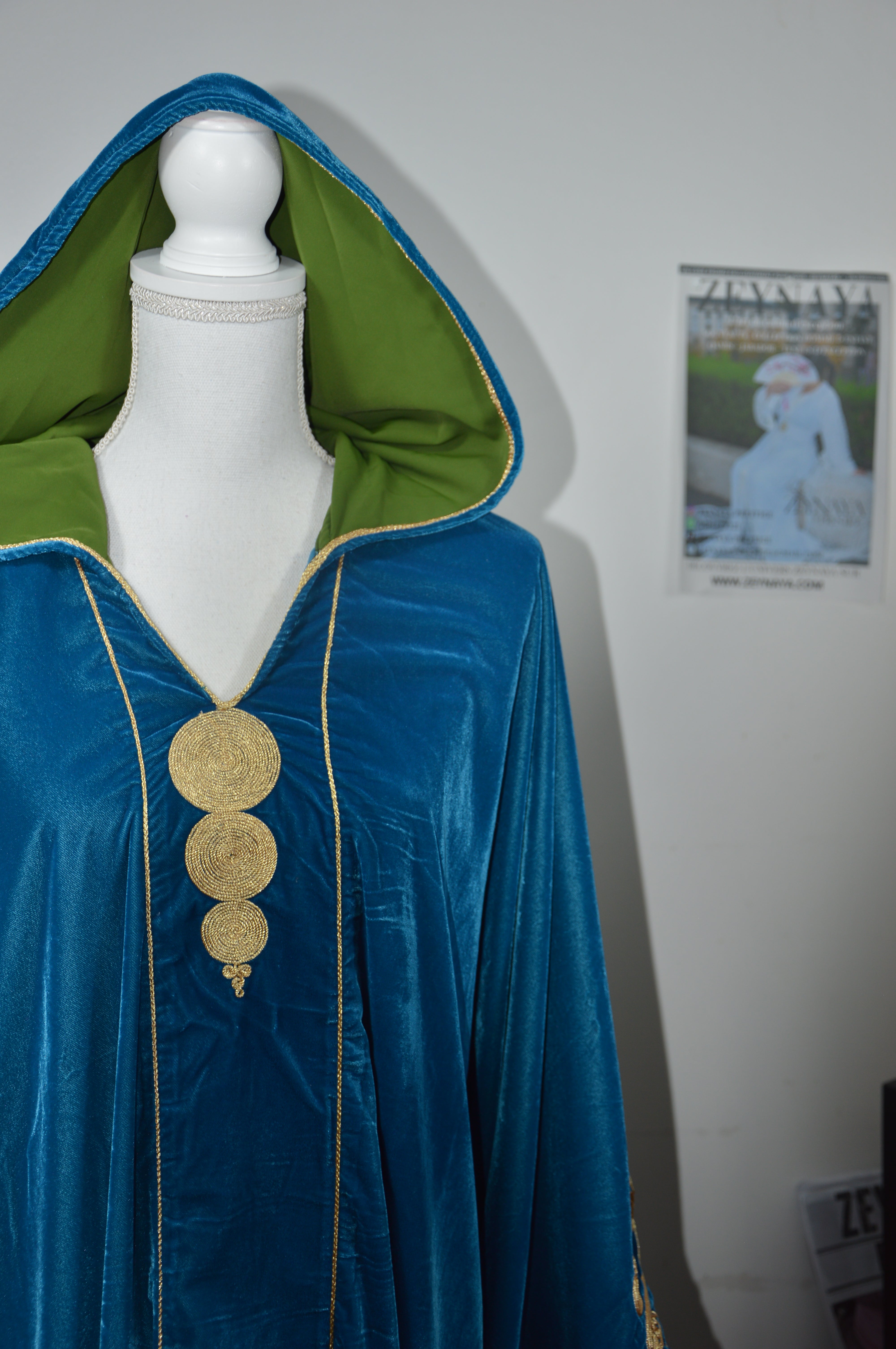 Jellaba Velours Bleu Canard Brodé Or - Élégance Marocaine