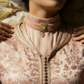 Collier oriental rose poudré – médaillon ovale