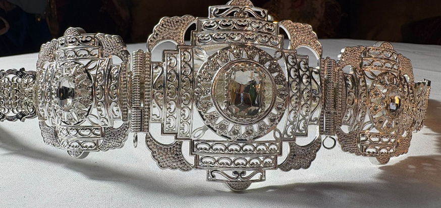 Ceinture Argentée Filigrane “Lune Royale” – Cristaux Transparants & Motifs Orientaux