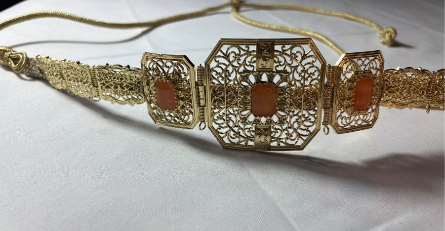 Ceinture Dorée Filigrane “Ambre Royale” – Pierre Saumon & Motifs Traditionnels