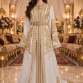 Takchita Haute Couture Blanche Nacrée & Or – Pureté Royale & Apogée du Luxe Marocain