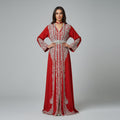 Takchita Haute Couture Nacrée Argent & Rouge – Passion, Éclat & Luxe Marocain