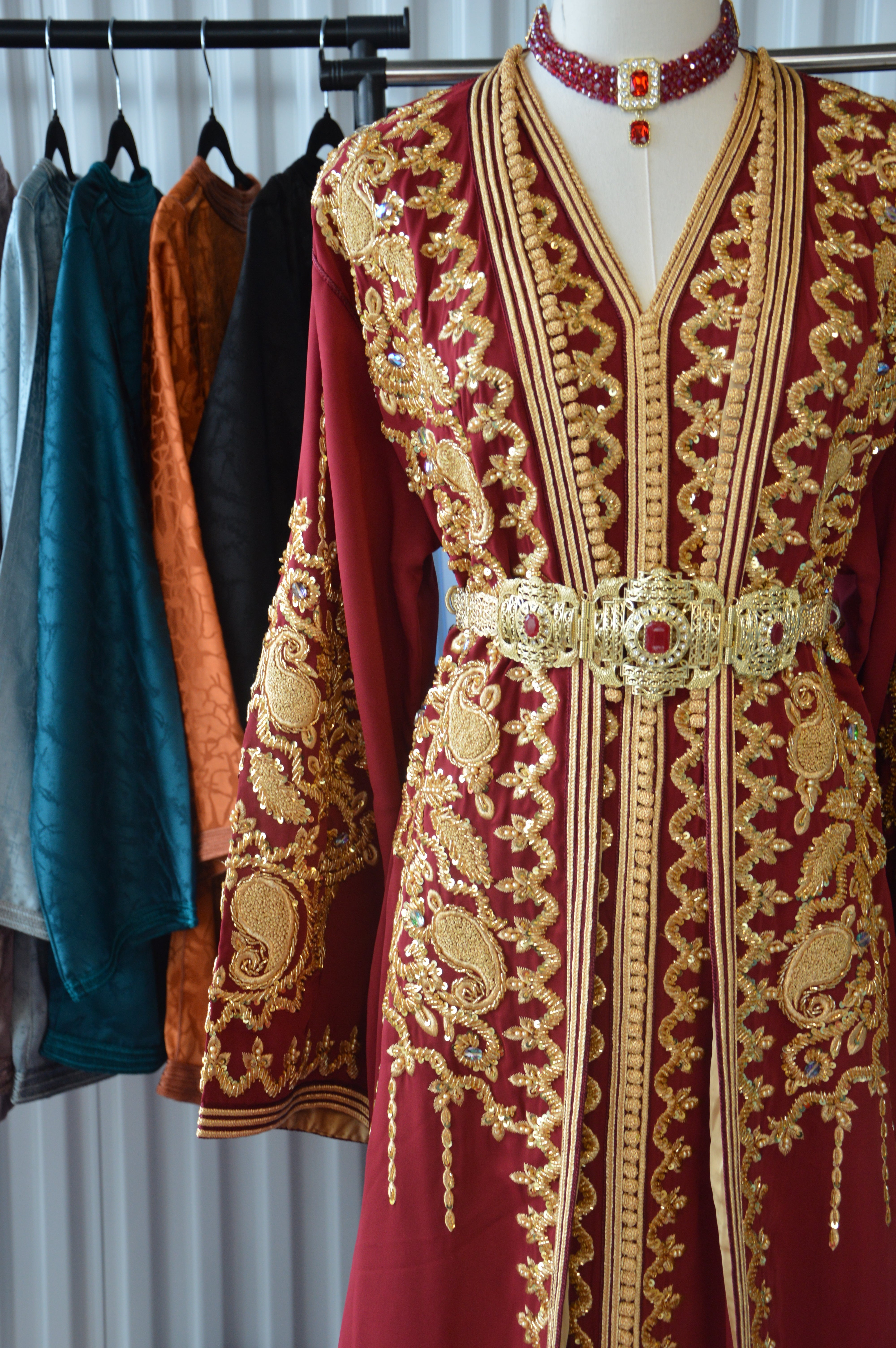 Takchita Haute Couture Crêpe Bordeaux – Profondeur, Noblesse & Luxe Marocain
