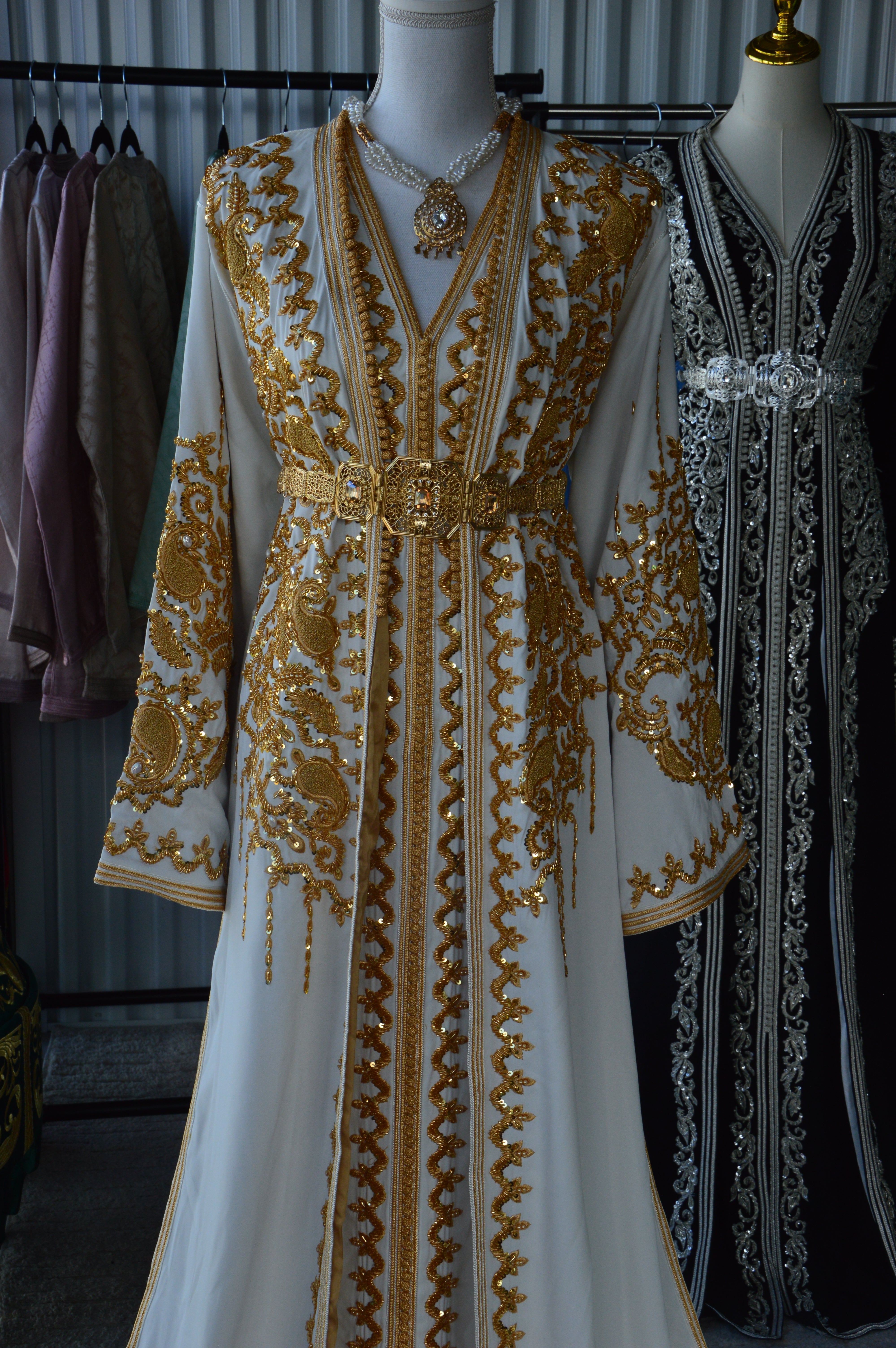 Takchita Haute Couture Blanche Nacrée & Or – Pureté Royale & Apogée du Luxe Marocain