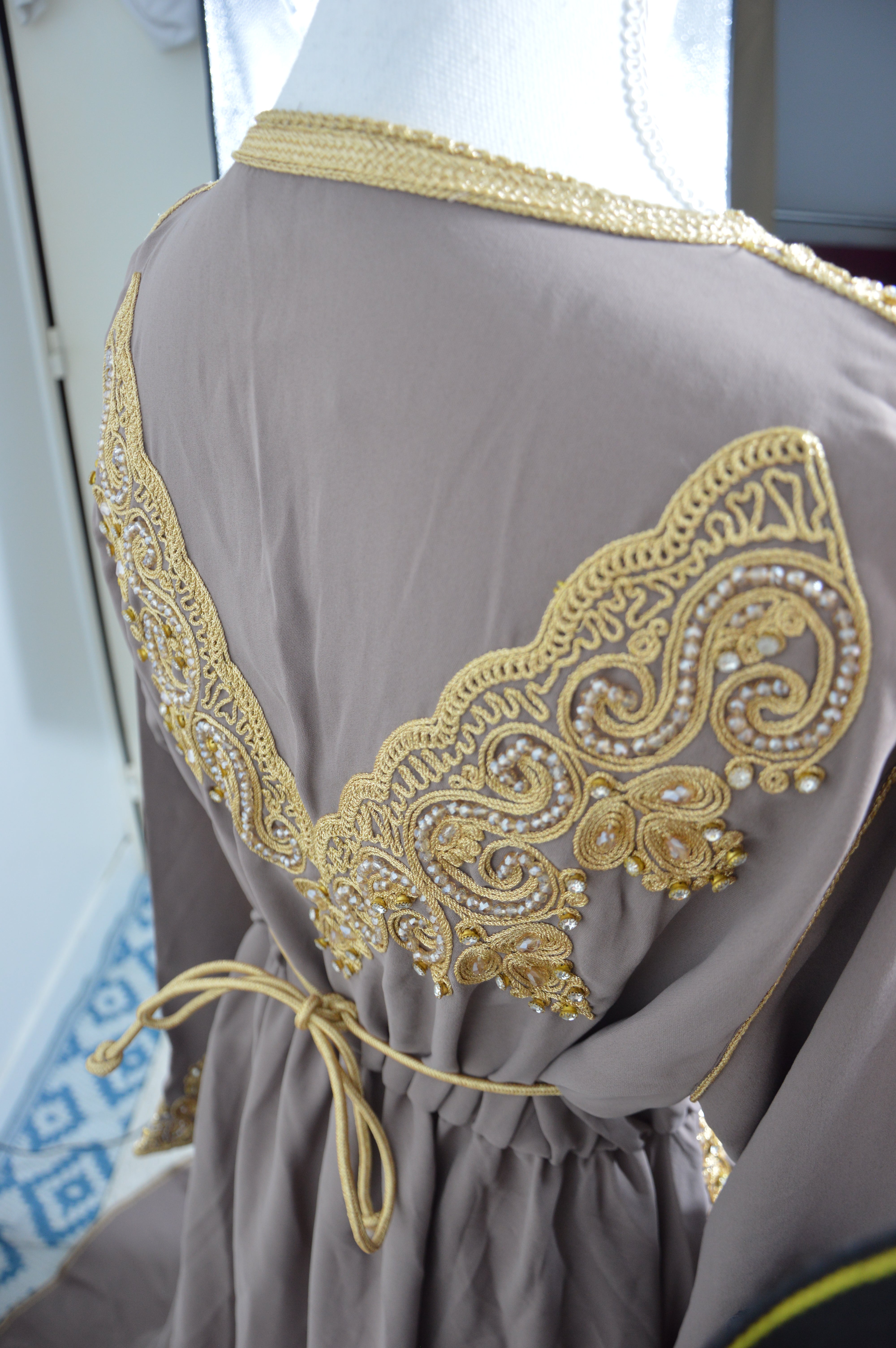 Caftan taupe doré – Broderies perlées artisanales