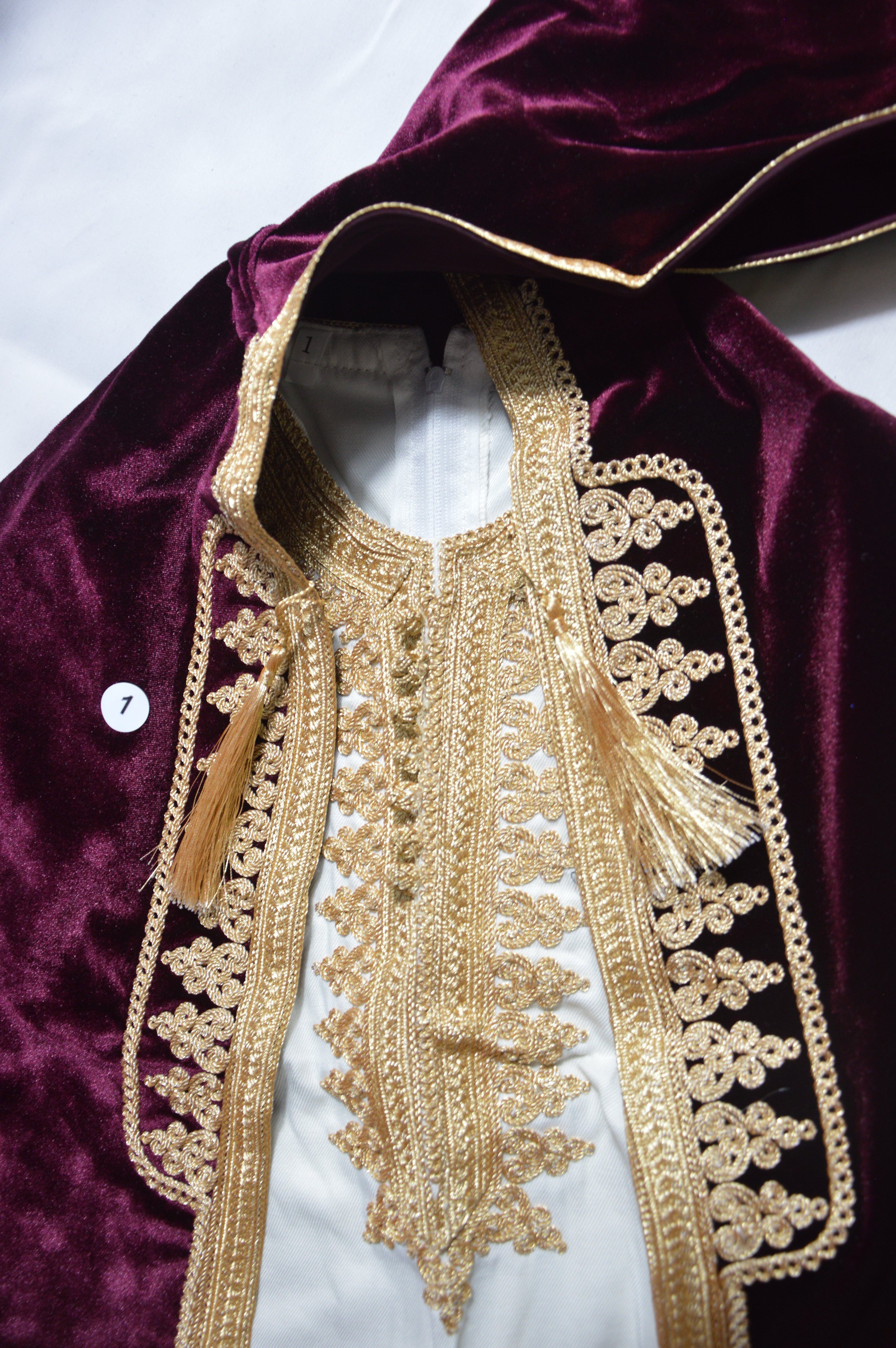 Grenouillère Bébé Luxe Satin Blanc & Cape Velours Bordeaux Brodé Or