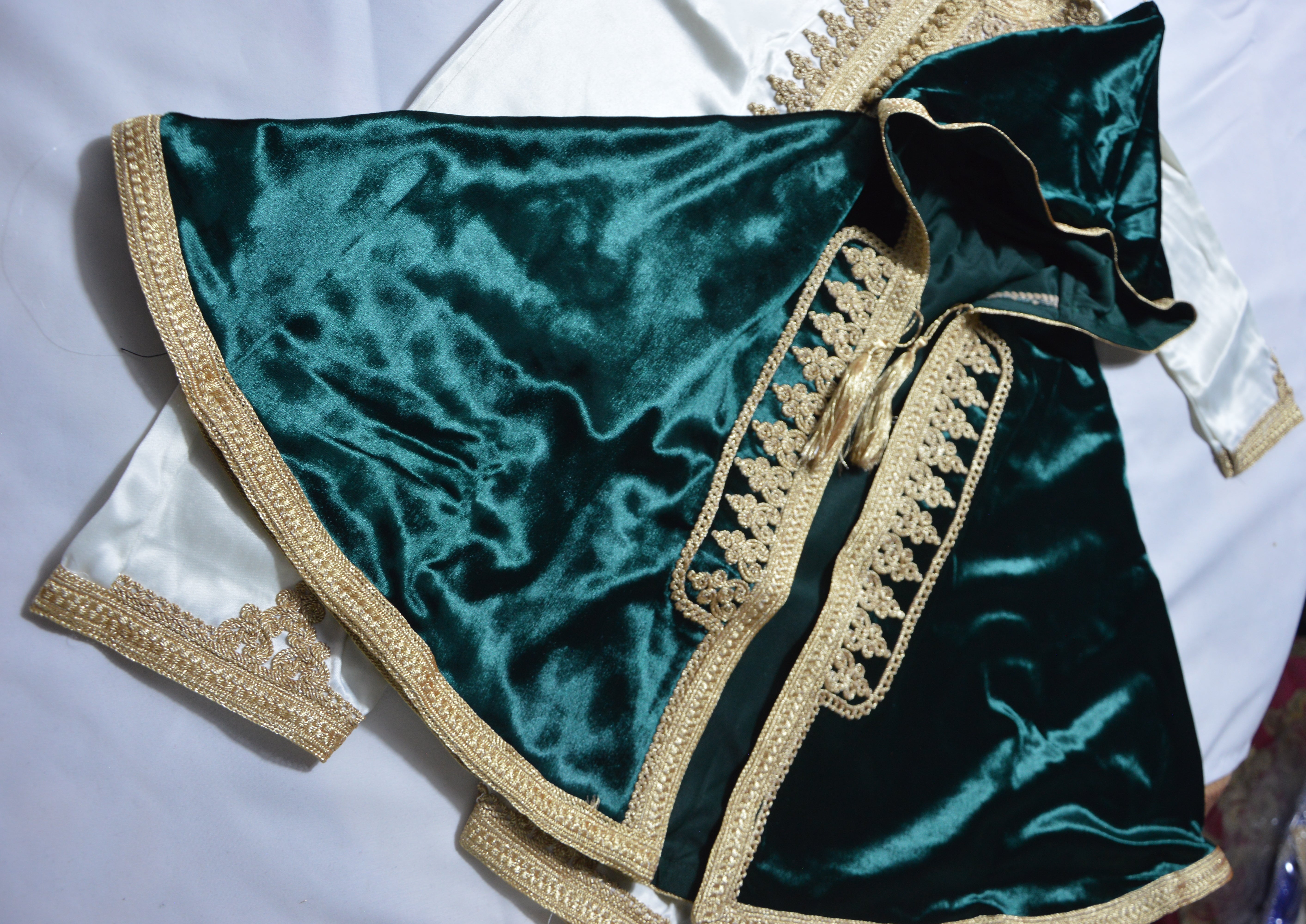 Grenouillère Bébé Luxe Satin Blanc & Cape Velours Vert Royal Brodé Or