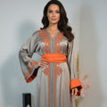 CAFTAN SATIN GRIS PERLE & ORANGE BRÛLÉ – BRODERIES FINES