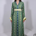 CAFTAN SARI VERT ÉMERAUDE – MOTIFS GÉOMÉTRIQUES & FLEURIS