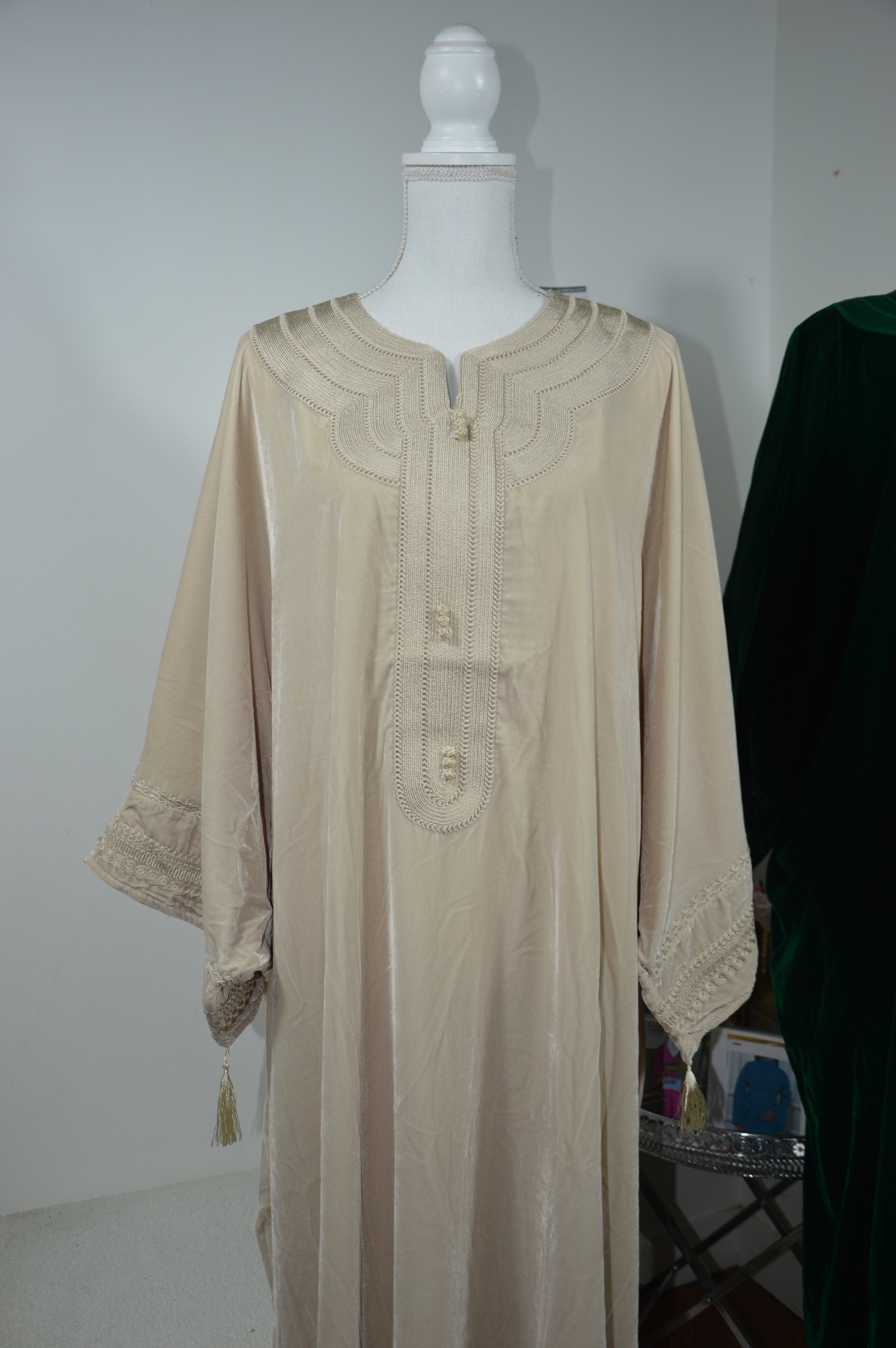 Gandoura Velours Beige Brodée - Élégance Marocaine