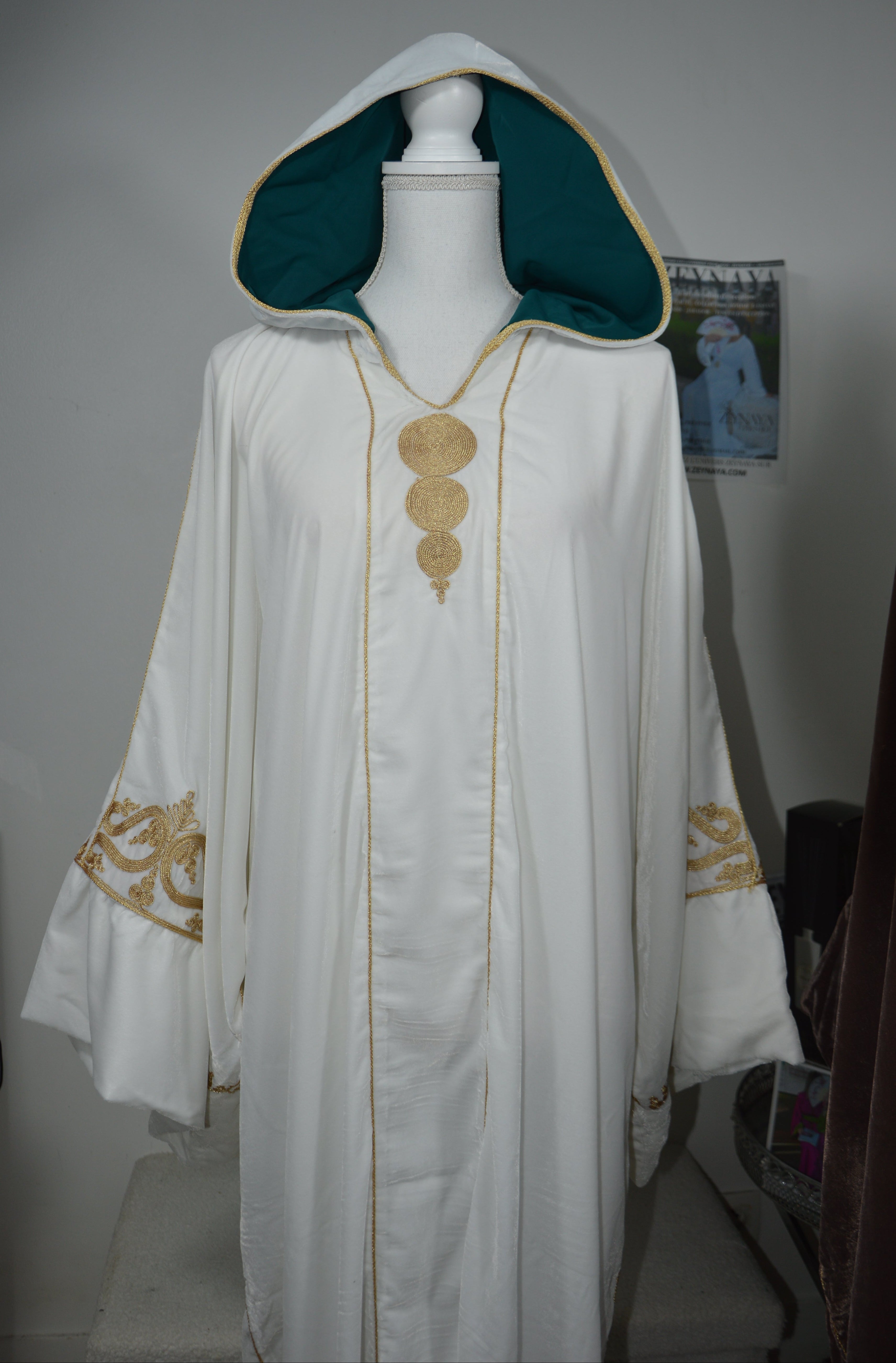 JELLABA VELOURS BLANC BRODE OR