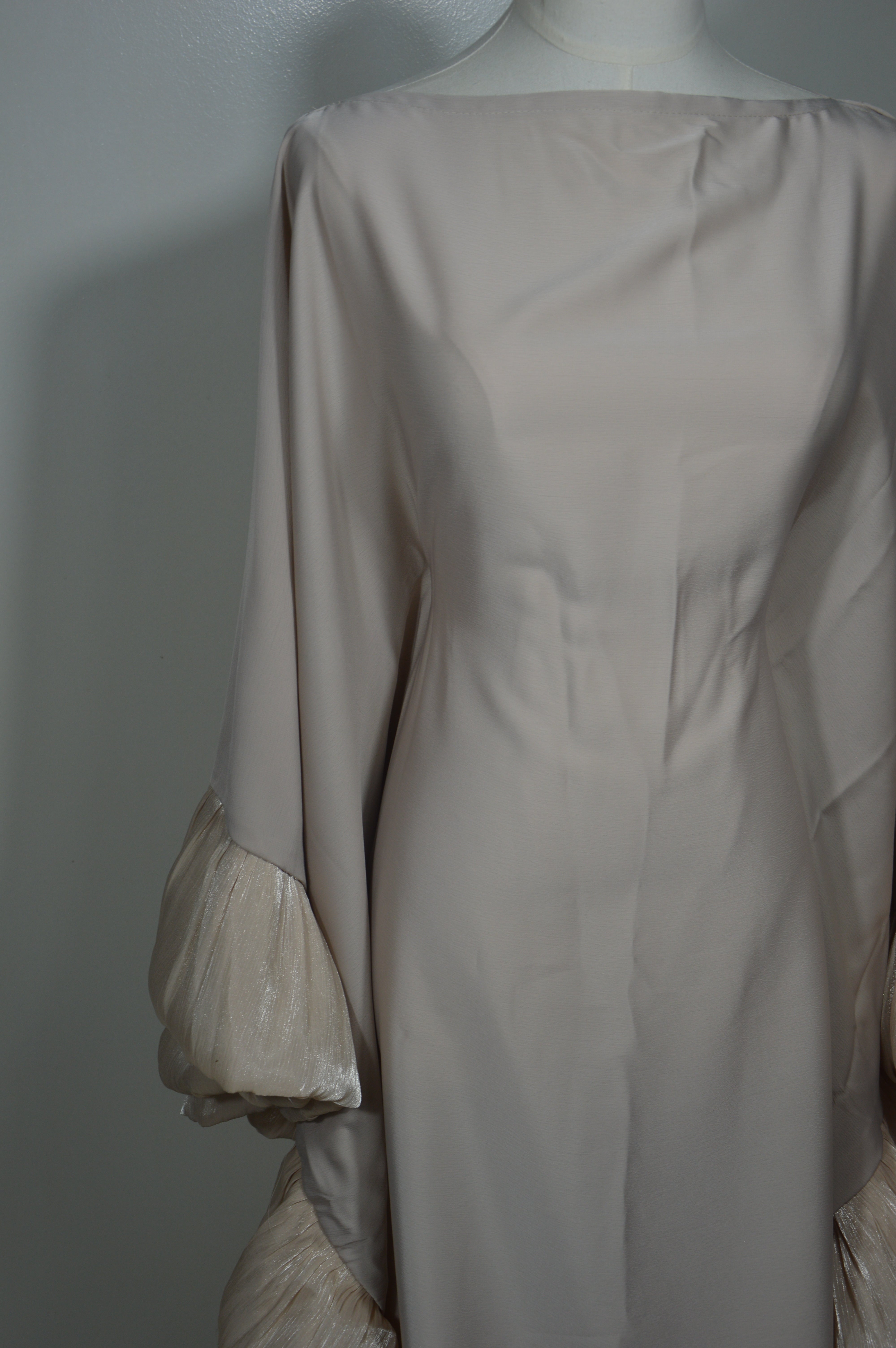 Abaya Crème Papillon - Élégance Emiratie