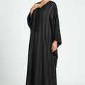 GANDOURA JOHARA SATINÉE NOIRE – STYLE ÉLÉGANT ET FLUIDE