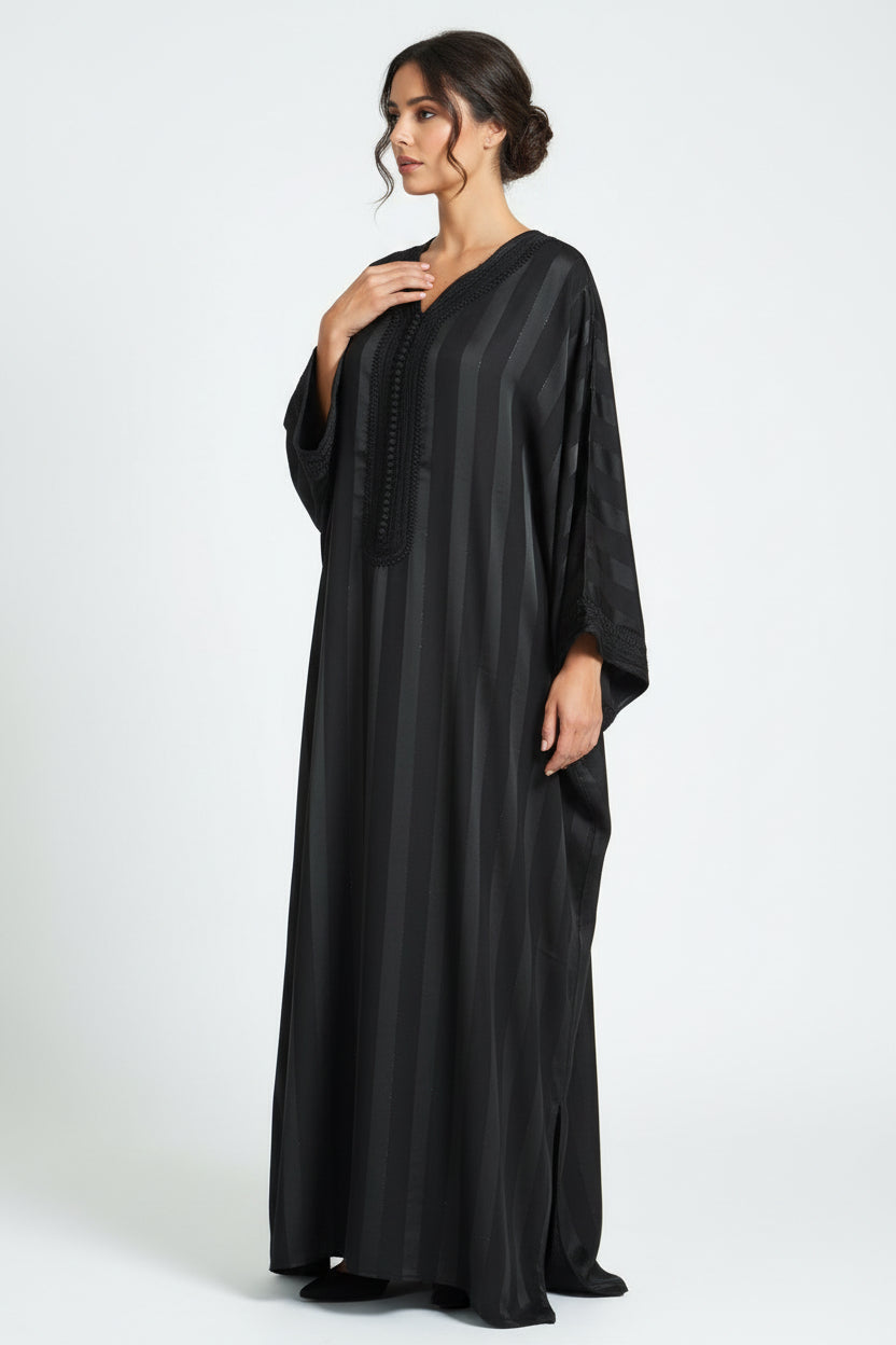 GANDOURA JOHARA SATINÉE NOIRE – STYLE ÉLÉGANT ET FLUIDE