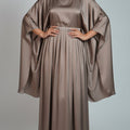 Abaya Farasha Marron Satinée avec Ceinture Perlée et Foulard