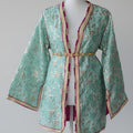 Veste Blazer Brocard Vert Argent Doublé Fuchsia – Luxe & Audace Marocaine