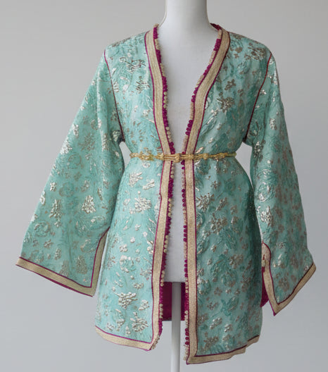 Veste Blazer Brocard Vert Argent Doublé Fuchsia – Luxe & Audace Marocaine