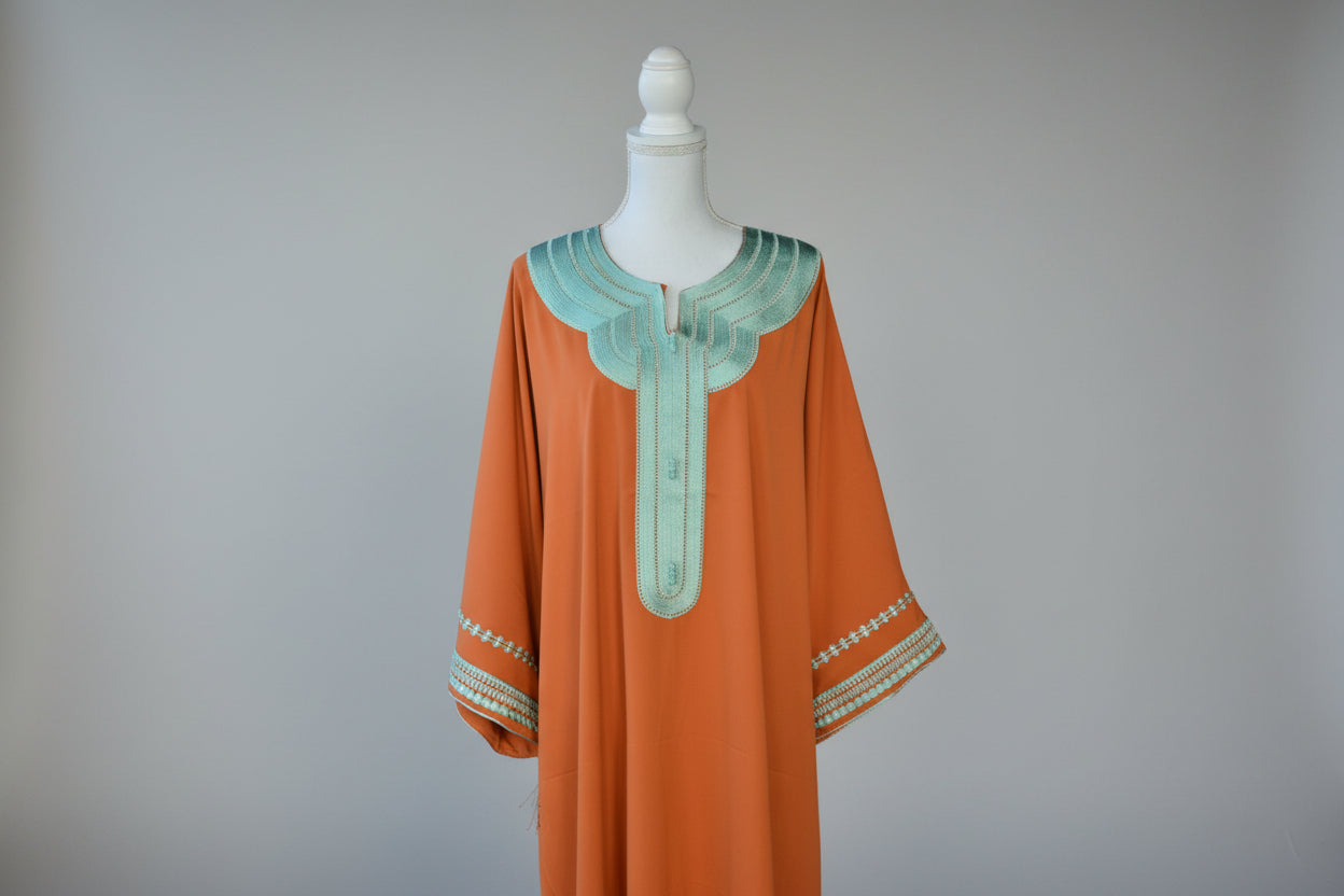 Gandoura Orange Col Vert d’Eau – Fraîcheur & Élégance Marocaine