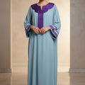 Gandoura Bleu Ciel Col Violet – Douceur & Raffinement Marocain