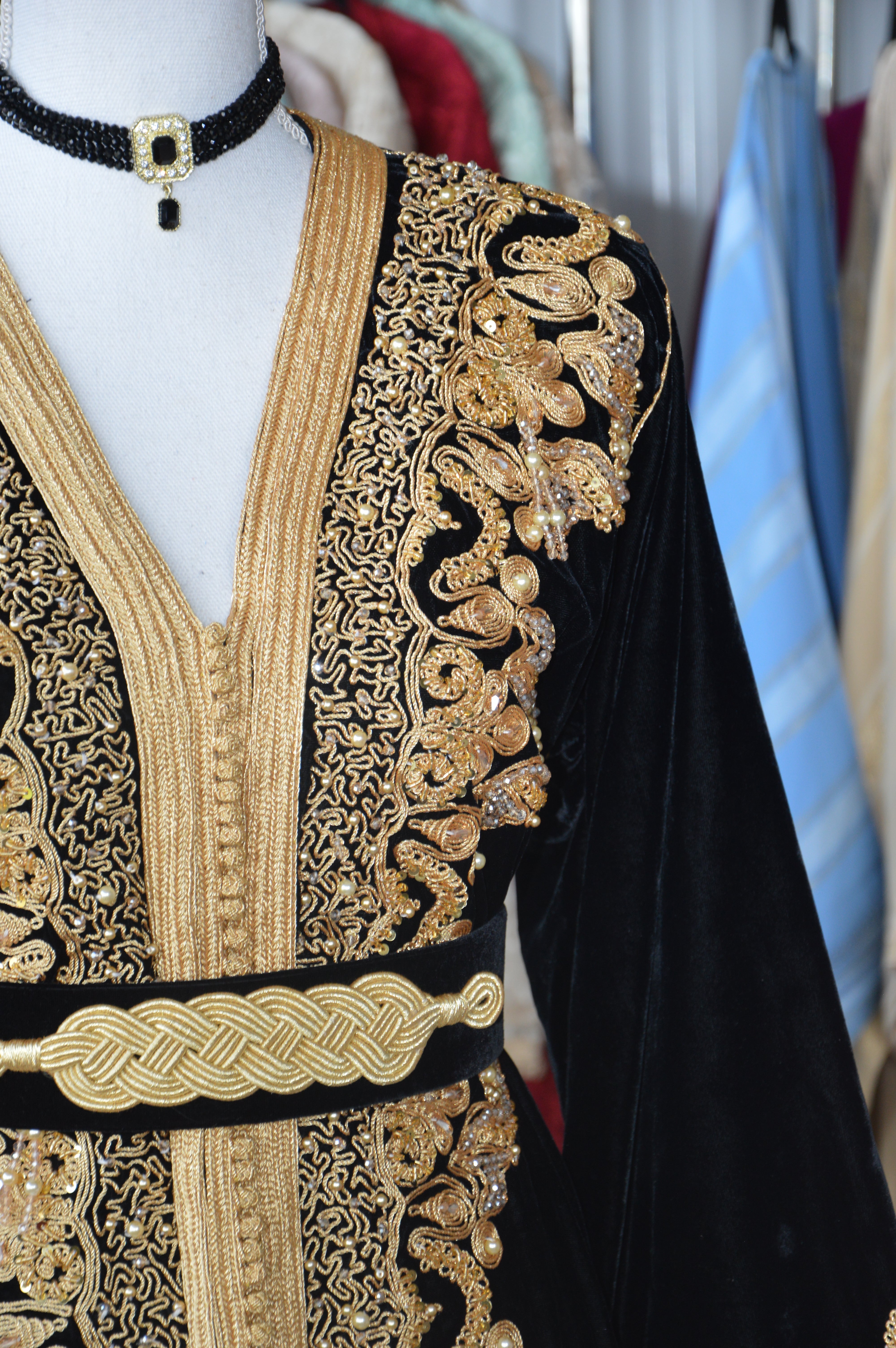 Caftan Velours Noir Brodé Or – Haute Couture