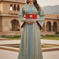 Caftan Sari bleu ciel – ceinture rouge & médaillon doré