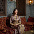 Caftan “Dalia” – Taupe rosé & or, broderies précieuses