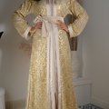 Takchita nude or clair à sequins – Ceinture nouée – Zeynaya Prestige